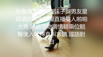  新人面罩骚女一女3男淫乱啪轮换着操，脱下内衣撩起裙子摸逼，后入抽插上位骑乘