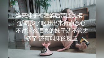 YC商场抄底喜欢拍照绿裙子小女神 弯腰抬腿时印花内裤一览无余