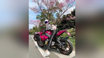 【新速片遞】 潜入酒吧女厕偷拍短裙皮靴小美女⭐两片小肥唇已经很黑了