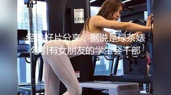  很OK的小女人全程露脸撩骚狼友，听指挥去玩弄哥哥的大鸡巴，冲洗干净舔鸡巴舔蛋