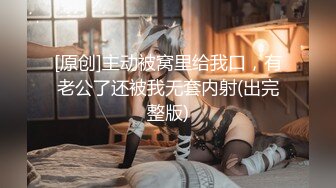 《魔手外购极品厕拍》商业城女厕全景偸拍多位少女少妇熟女方便，后位先拍脸再拍大白屁股，憋尿到极限的良家少妇动作逗死人 (16)